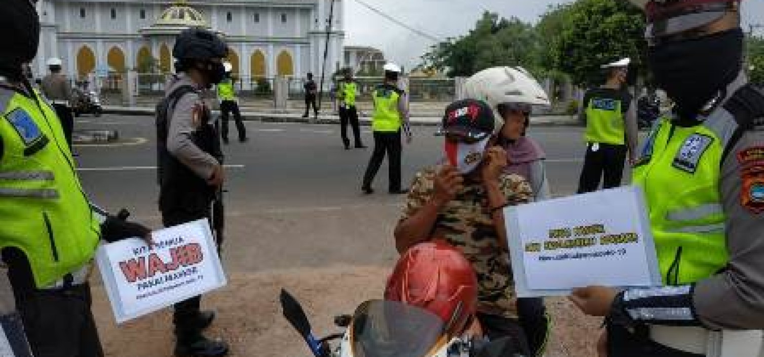 Personil Sat Lantas polres Bateng lakukan sosialisai tentang 3 M di Jalan bundaran ikan Koba
