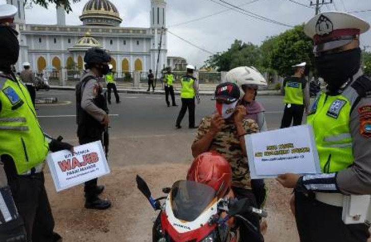 Personil Sat Lantas polres Bateng lakukan sosialisai tentang 3 M di Jalan bundaran ikan Koba