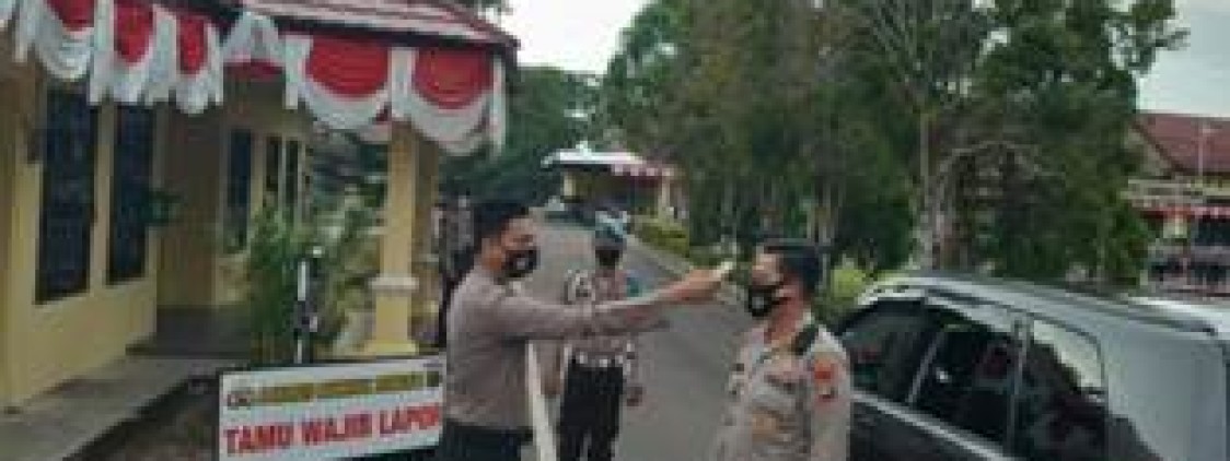 Urkes polres Bateng rutin lakukan periksa suhu badan personil dan tamu yang masuk mako.