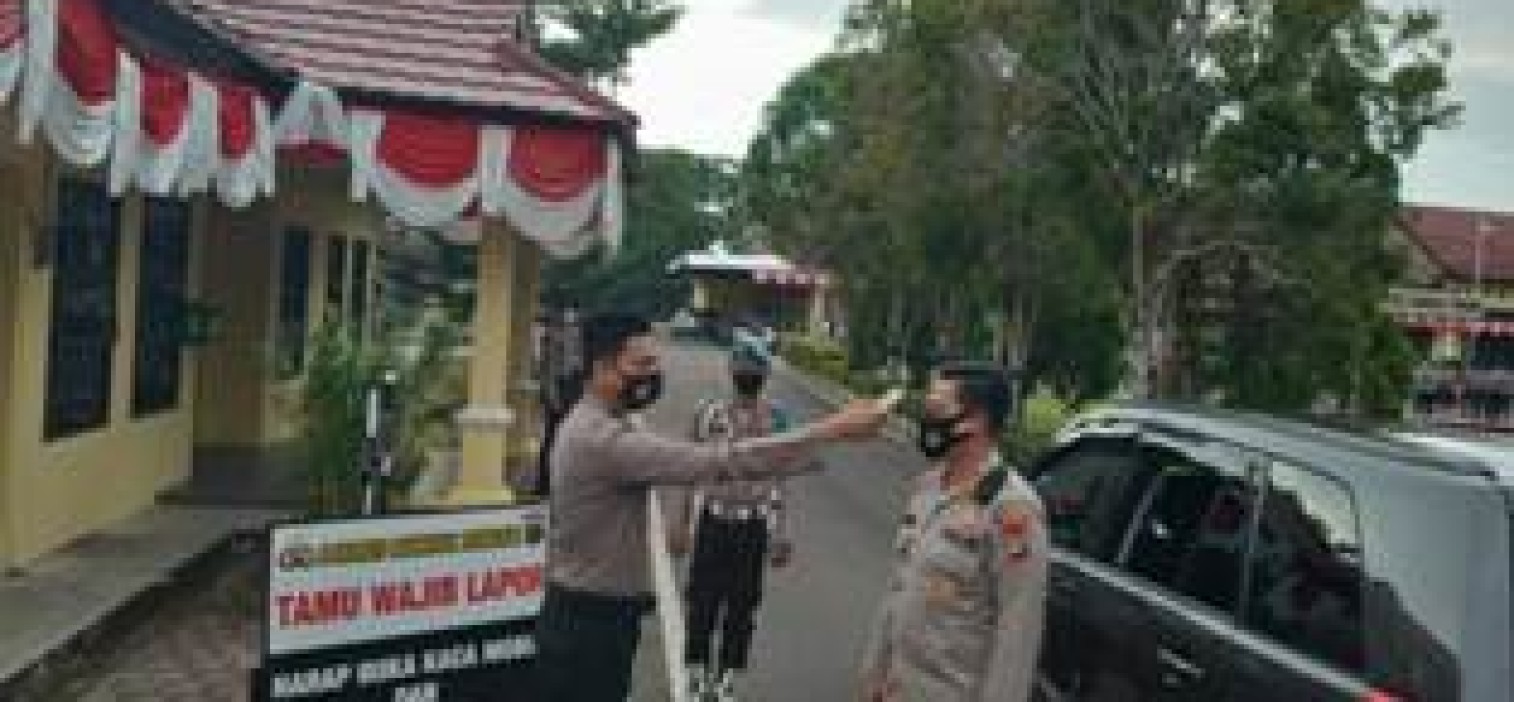 Urkes polres Bateng rutin lakukan periksa suhu badan personil dan tamu yang masuk mako.