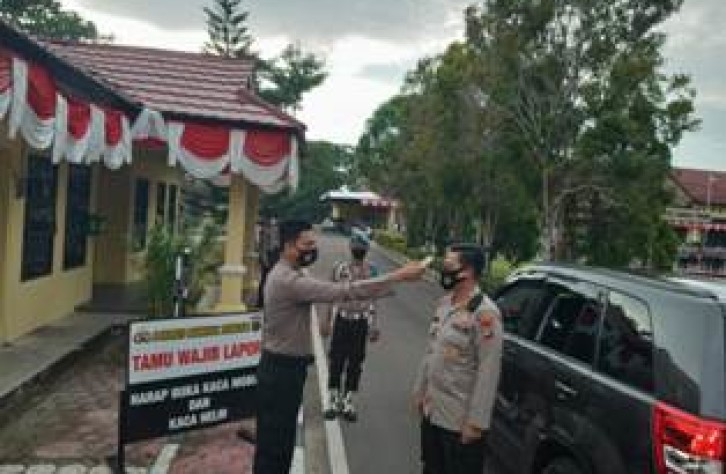 Urkes polres Bateng rutin lakukan periksa suhu badan personil dan tamu yang masuk mako.