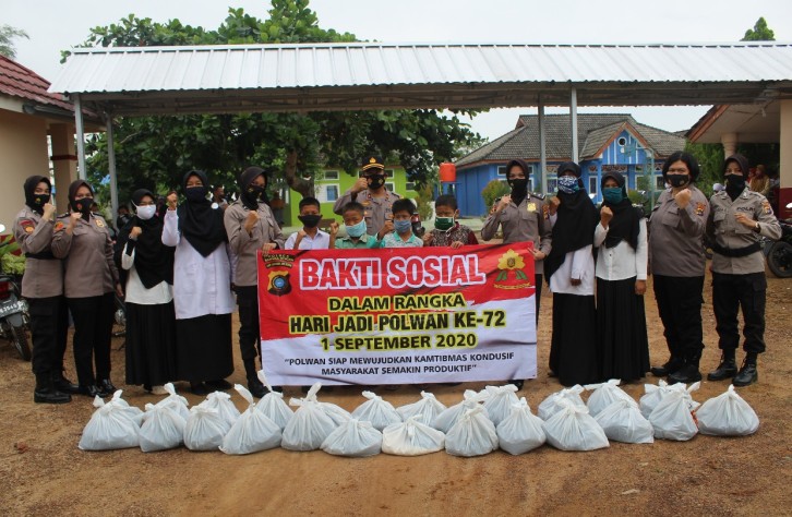 POLWAN POLRES BANGKA TENGAH BAGIKAN 100 PAKET SEMBAKO