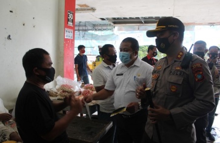 Tim Gabungan sosialisasikan 3 M di Pasar modern Koba