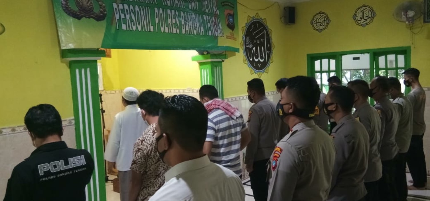 Di Imami Ketua MUI Bateng, Kapolres berserta anggota gelar solat Ghoib untuk Syekh Ali Jaber dan Kombes Pol Yusmanjaya