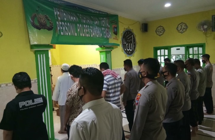 Di Imami Ketua MUI Bateng, Kapolres berserta anggota gelar solat Ghoib untuk Syekh Ali Jaber dan Kombes Pol Yusmanjaya