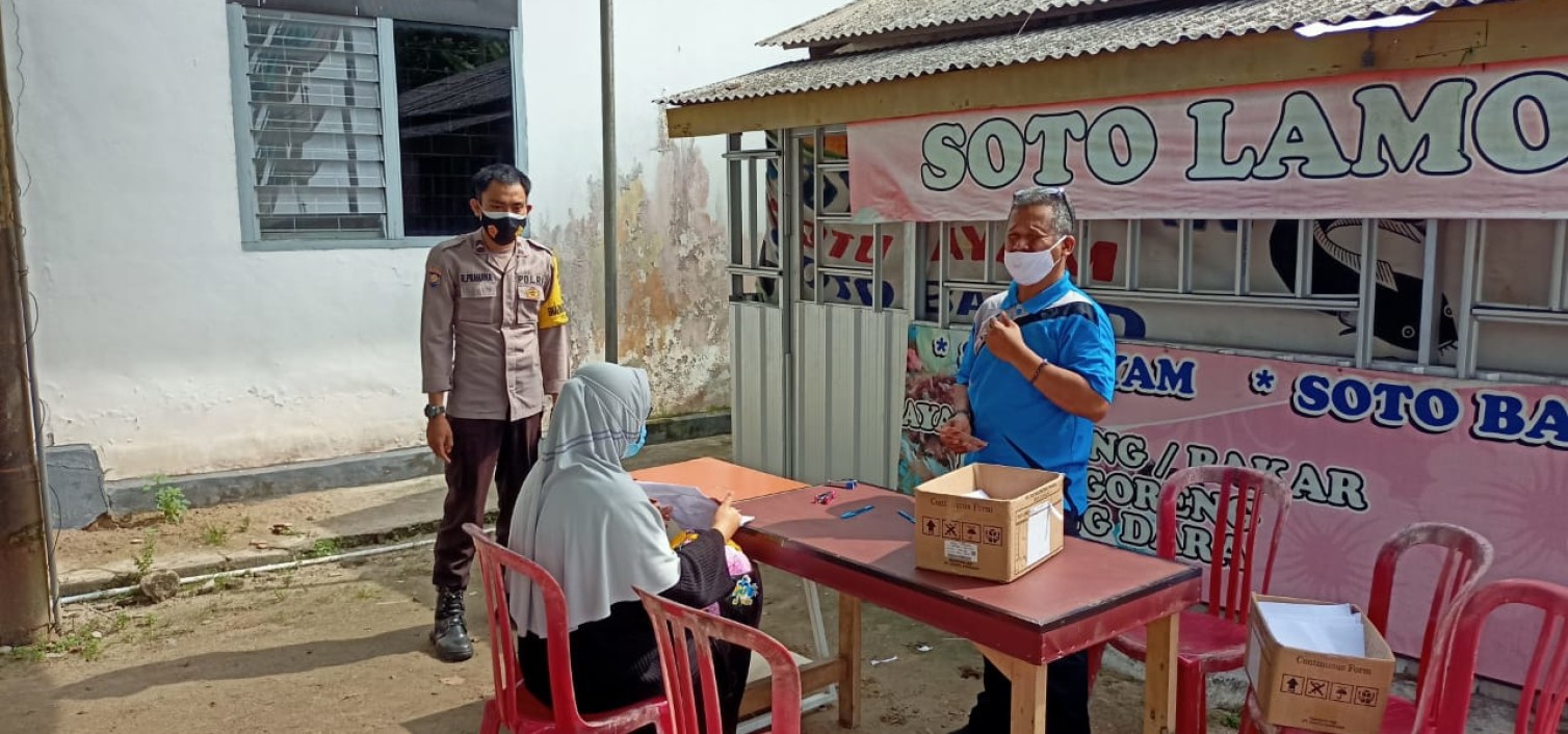 Pastikan patuhi Prokes, Pembagian BST kantor pos koba dijaga bhabinkamtibmas