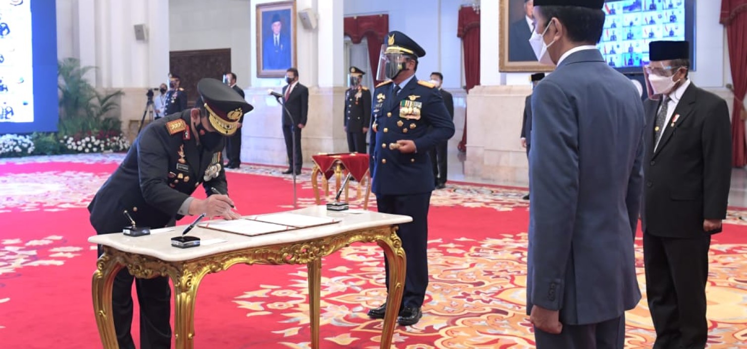 Jenderal Idham Azis Serahkan Panji Polri Tribrata ke Jenderal Listyo Sigit