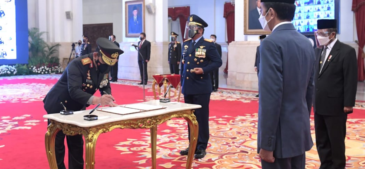 Jenderal Idham Azis Serahkan Panji Polri Tribrata ke Jenderal Listyo Sigit