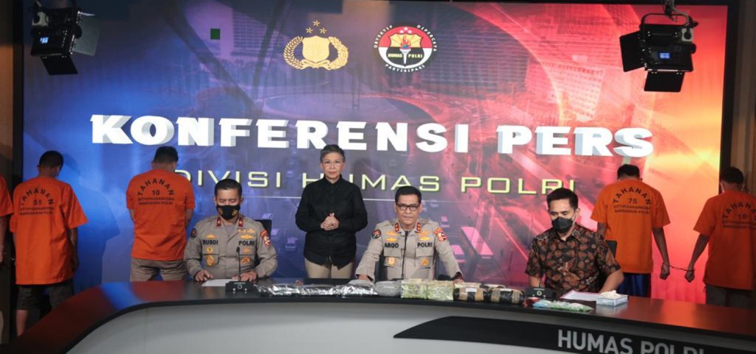 Humas Polri Libatkan Juru Bahasa Isyarat Dalam Setiap Konferensi Pers