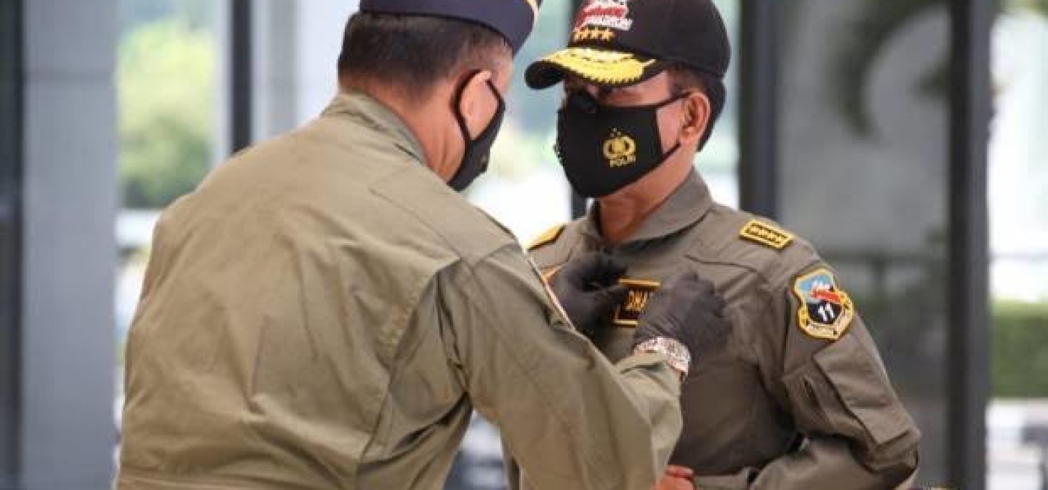 Kapolri Dianugerahi Wing Kehormatan Penerbang dan Brevet Kapal Selam Hiu Kencana
