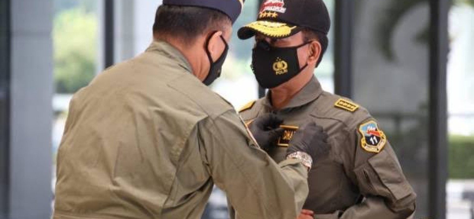 Kapolri Dianugerahi Wing Kehormatan Penerbang dan Brevet Kapal Selam Hiu Kencana