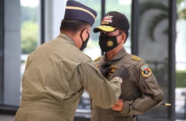 Kapolri Dianugerahi Wing Kehormatan Penerbang dan Brevet Kapal Selam Hiu Kencana