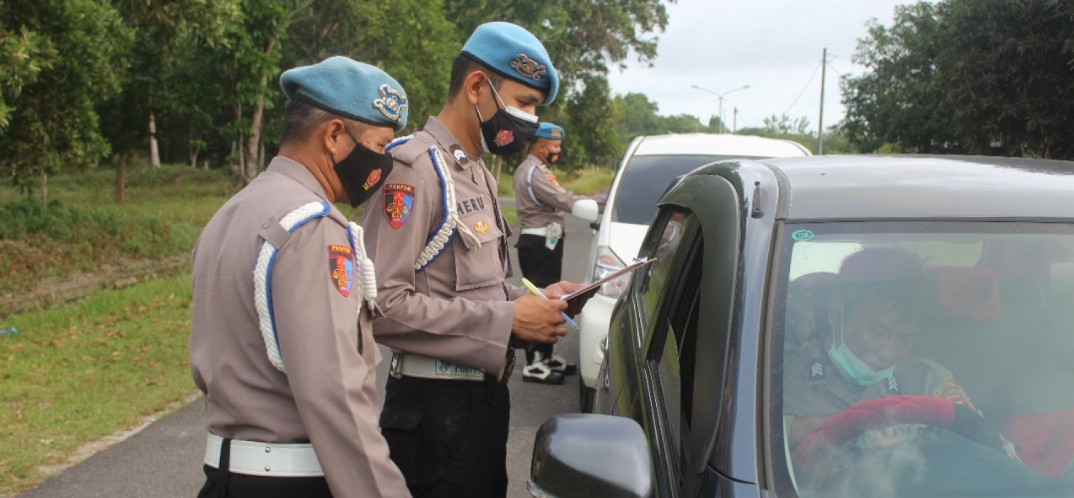 Menjaga kedisiplinan Polri, Provos Polres Bateng cek personil saat masuk Mako