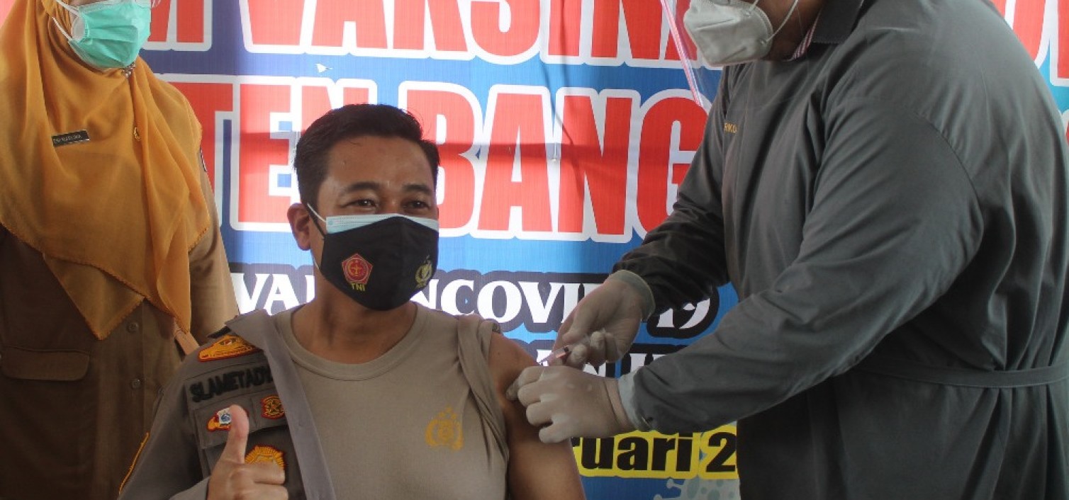 Terima Suntikan Vaksinasi COVID-19 Tahap Pertama, Kapolres Bateng: Vaksin ini Aman dan Halal