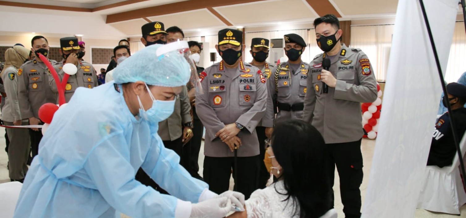 Selain Tinjau Vaksinasi, Kapolri Saksikan Langsung Donor Plasma Konvalesen