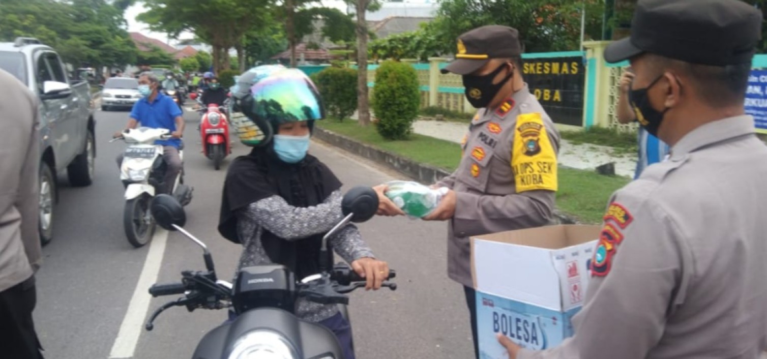Kapolsek Koba Bagikan 100 paket Takjil ke Warga dan Pengguna Jalan