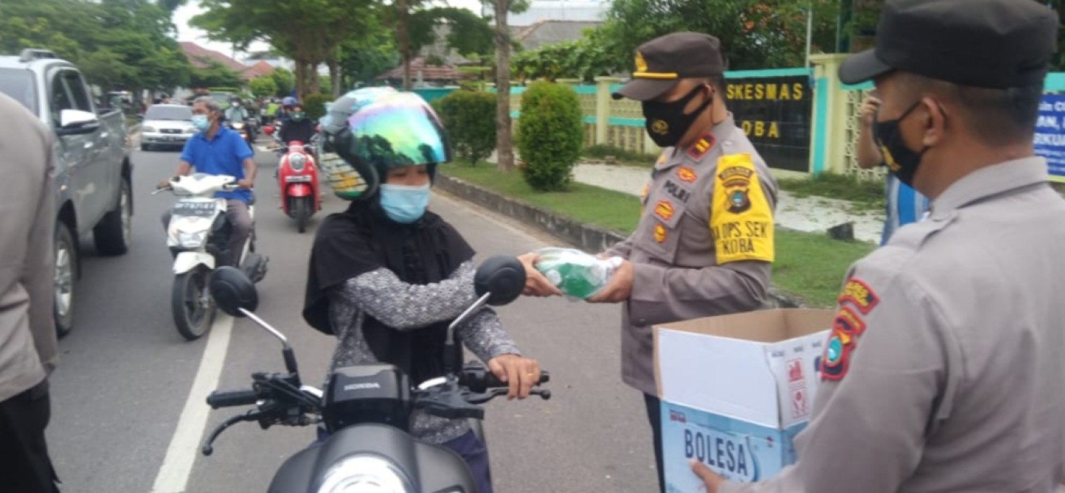 Kapolsek Koba Bagikan 100 paket Takjil ke Warga dan Pengguna Jalan