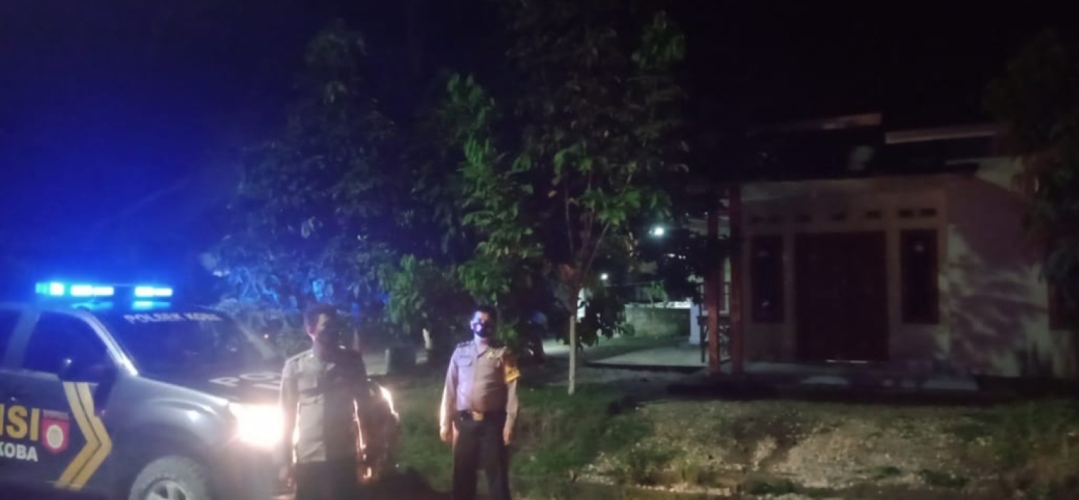 Polsek Koba Patroli Keliling Kampung Bangunkan Sahur
