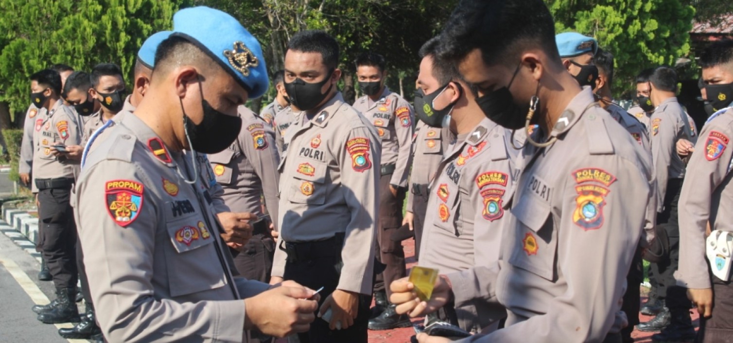 Kasi Propam Polres Bateng Cek Kerapian Anggota Saat Apel Pagi