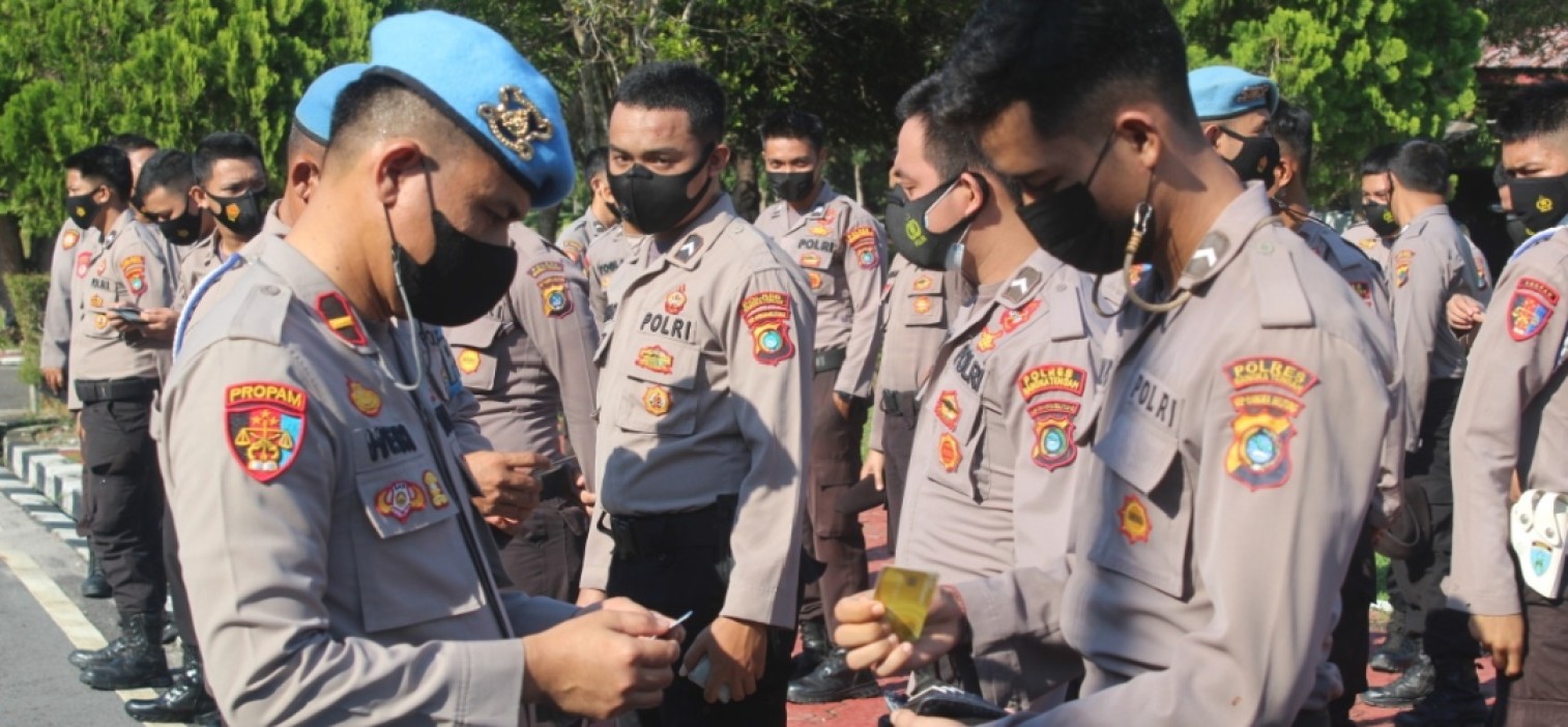 Kasi Propam Polres Bateng Cek Kerapian Anggota Saat Apel Pagi