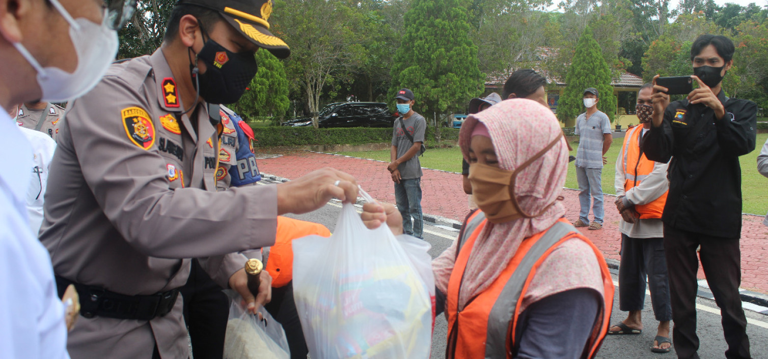 Kapolres Bateng bersama forkopimda bagikan puluhan paket sembako