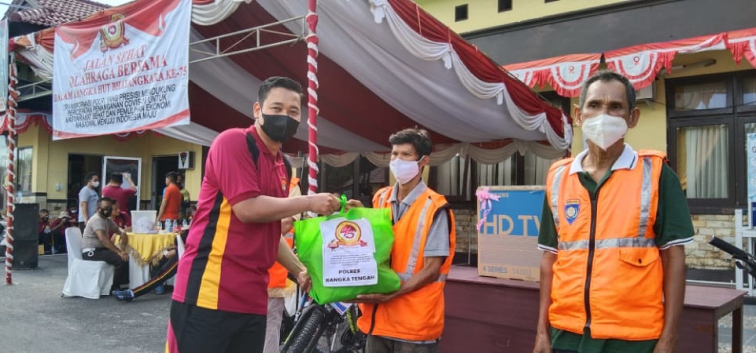 Sambut HUT Bhayangkarake-75, Polres Bateng bagikan ratusan paket sembako