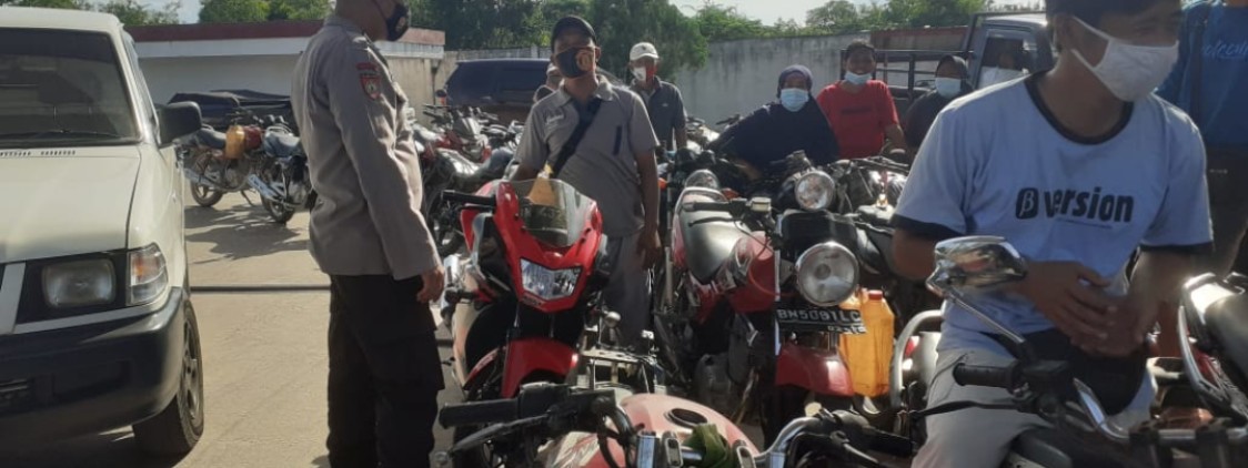 Sambang SPBU saat Patroli, personil Polsek Koba berikan himbauan Prokes kepada karyawan dan masyarakat