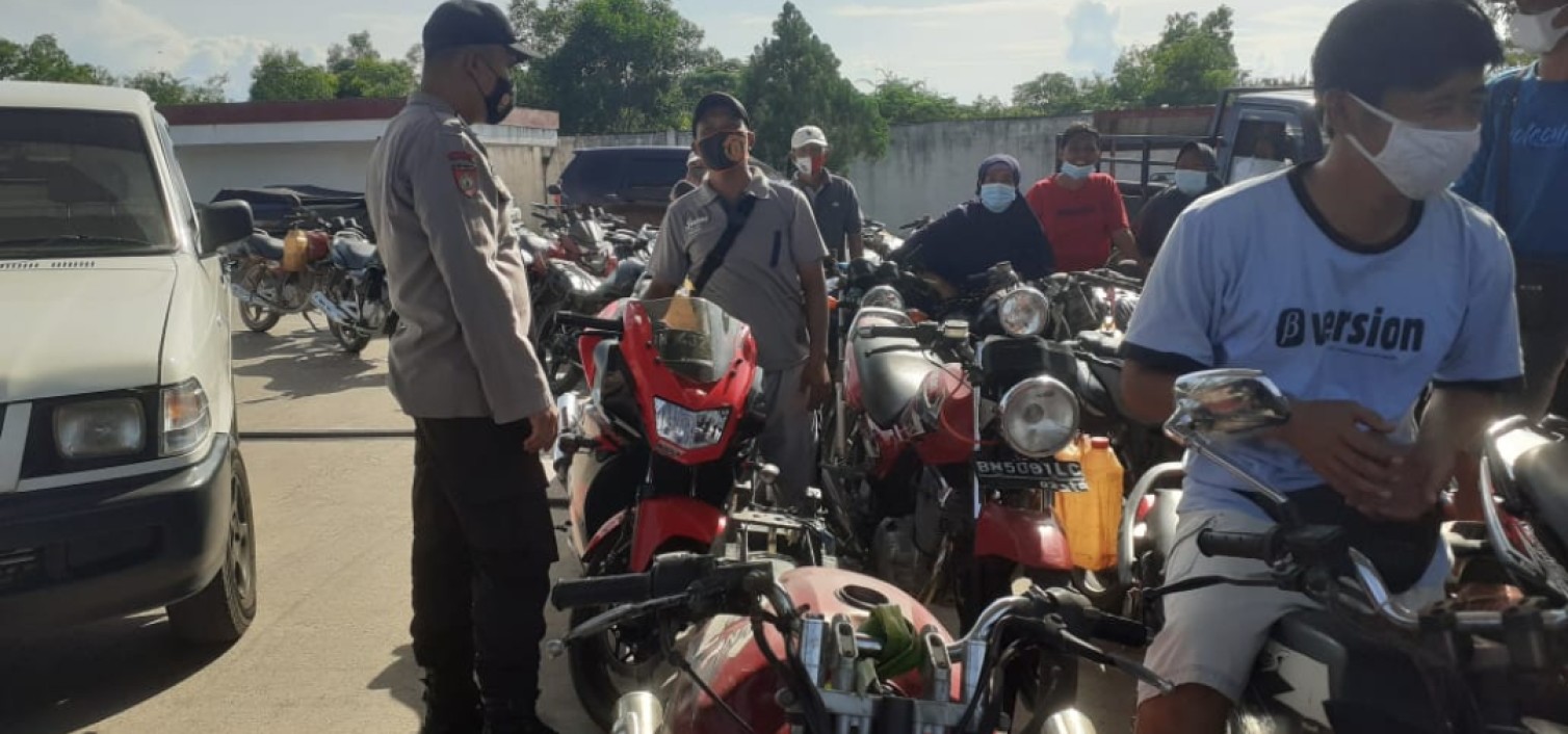 Sambang SPBU saat Patroli, personil Polsek Koba berikan himbauan Prokes kepada karyawan dan masyarakat