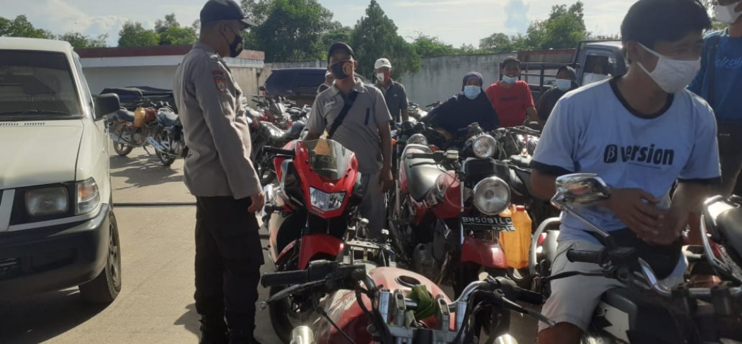 Sambang SPBU saat Patroli, personil Polsek Koba berikan himbauan Prokes kepada karyawan dan masyarakat