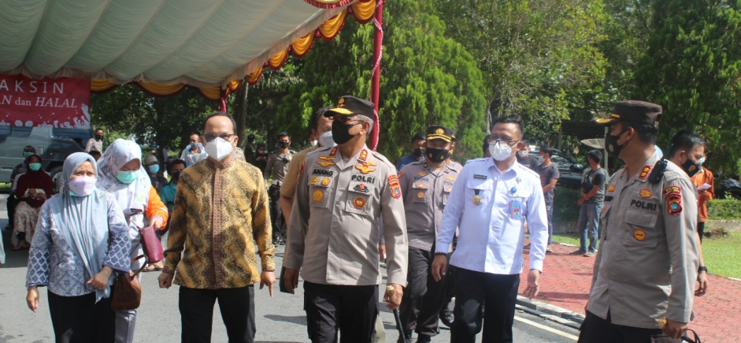 Kapolda Babel Tinjau Vaksinasi Massal di polres Bangka tengah