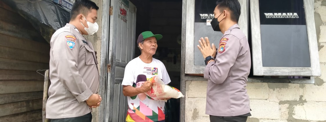 Puluhan Paket Sembako Dibagikan Kapolsek Sungaiselan Dalam Rangka Peduli Masyarakat selama pandemi covid-19