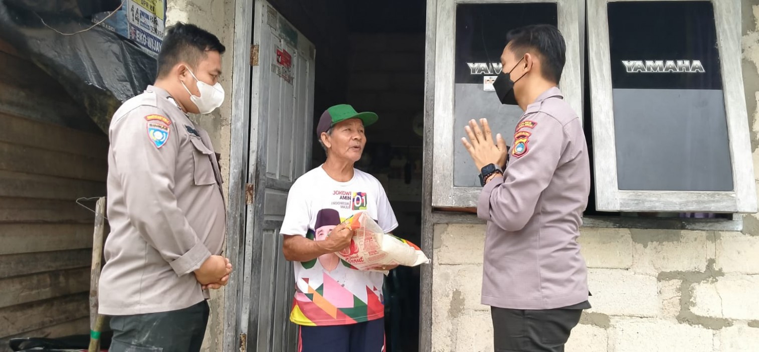 Puluhan Paket Sembako Dibagikan Kapolsek Sungaiselan Dalam Rangka Peduli Masyarakat selama pandemi covid-19