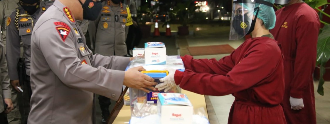 Kapolri Beri Bantuan Kapada Tenaga Kesehatan RS Polri Soekanto
