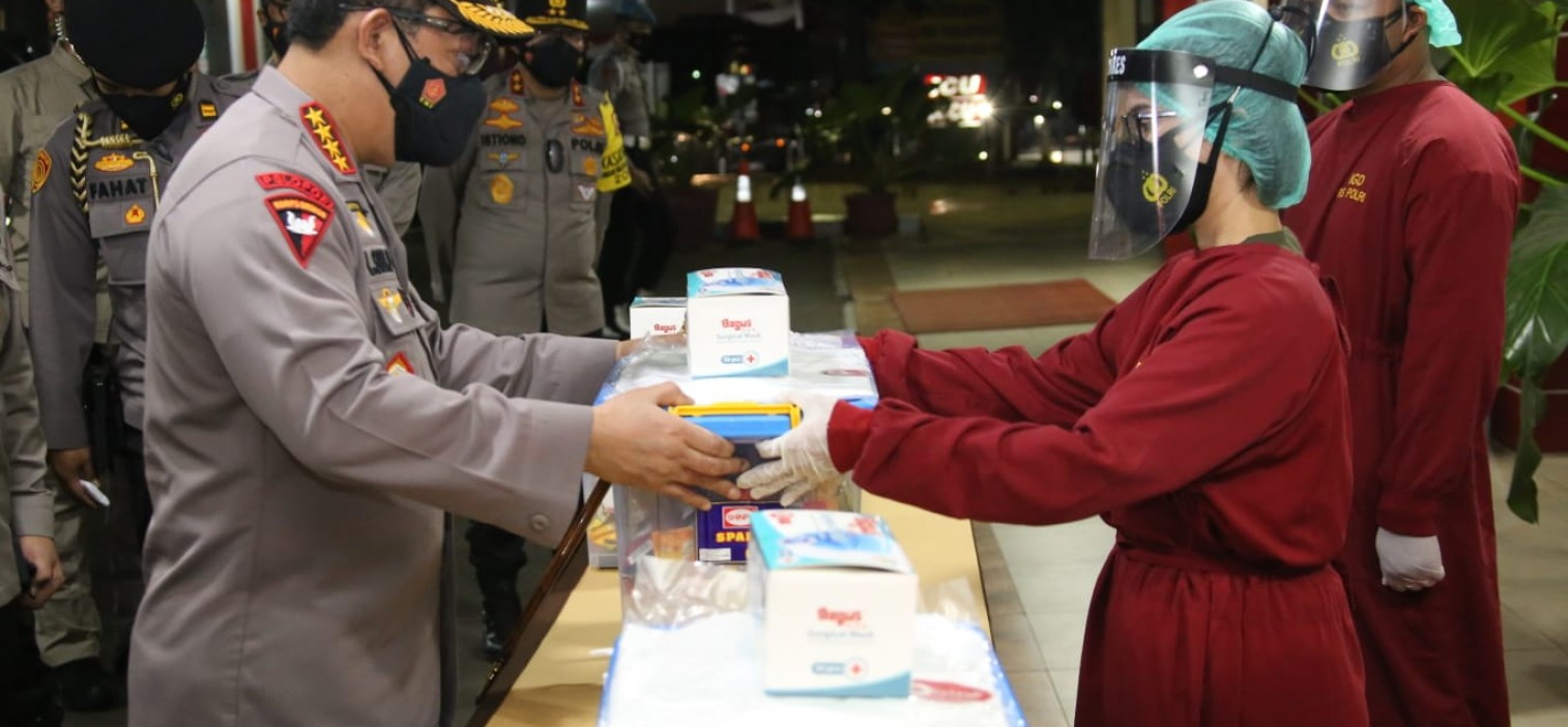 Kapolri Beri Bantuan Kapada Tenaga Kesehatan RS Polri Soekanto