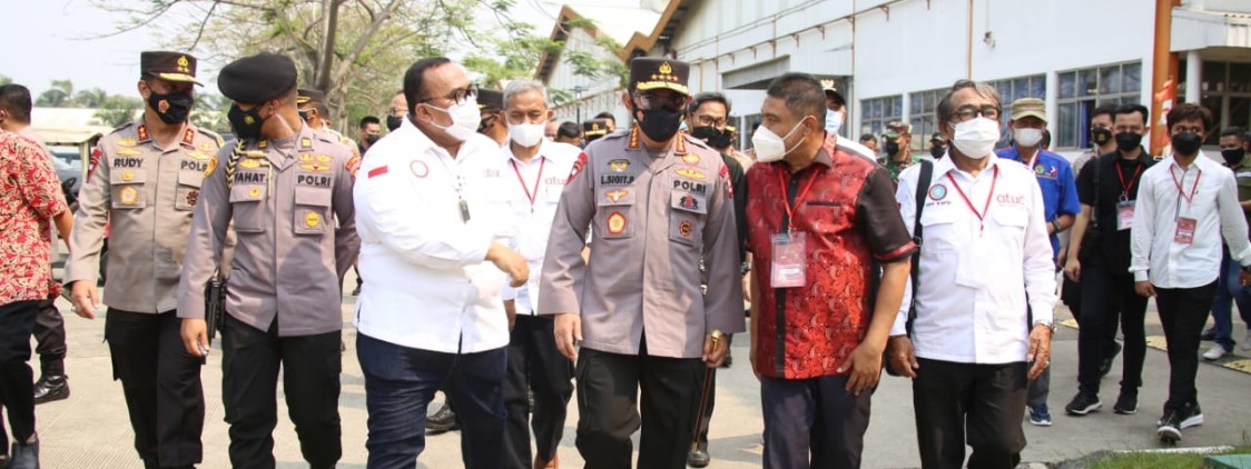 Tinjau Vaksinasi Buruh, Kapolri Harap Pertumbuhan Ekonomi Membaik