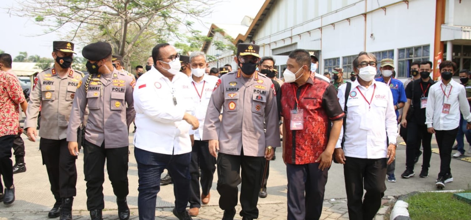 Tinjau Vaksinasi Buruh, Kapolri Harap Pertumbuhan Ekonomi Membaik