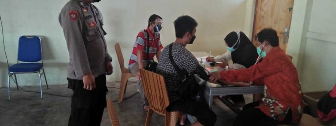 Personil Polsek Namang lakukan Pam dan monitoring Penyuntikan vaksin