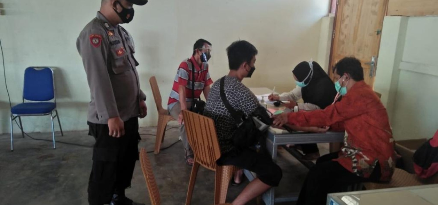 Personil Polsek Namang lakukan Pam dan monitoring Penyuntikan vaksin
