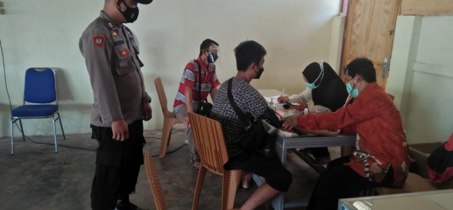 Personil Polsek Namang lakukan Pam dan monitoring Penyuntikan vaksin