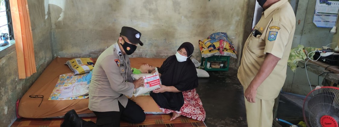 Masa PPKM Level 3, Polsek Sungaiselan bagikan paket sembako secara door to door