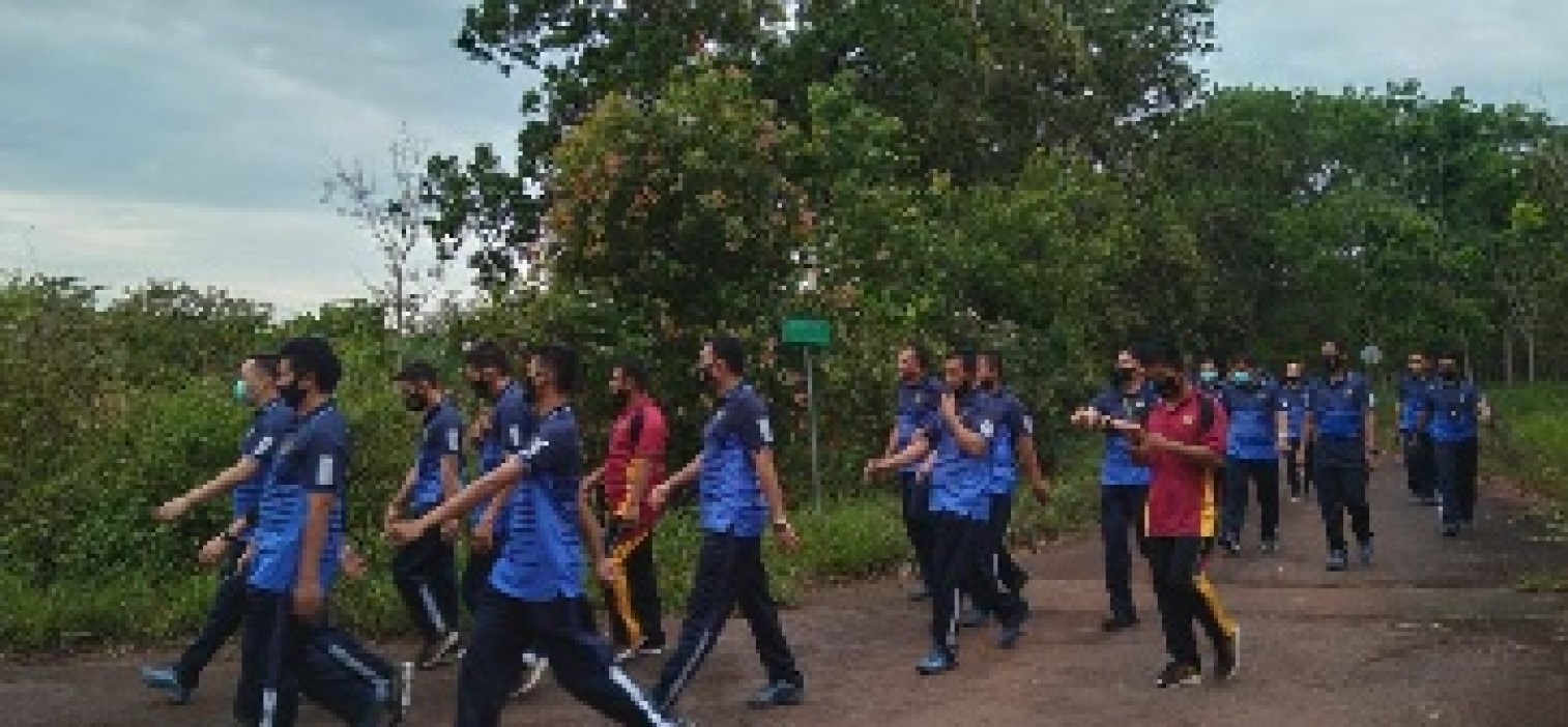 Jaga Imunitas Tubuh, Personil Polres Bateng Lakukan Gerak Jalan Sehat