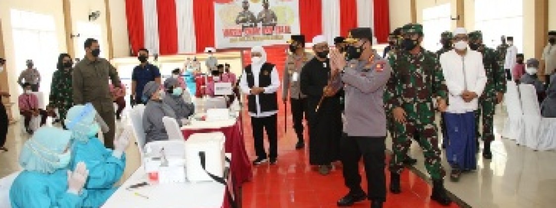 Tinjau Vaksinasi Serentak 114 Titik di Jatim, Kapolri Optimis Target 2 Juta Per Hari Tercapai