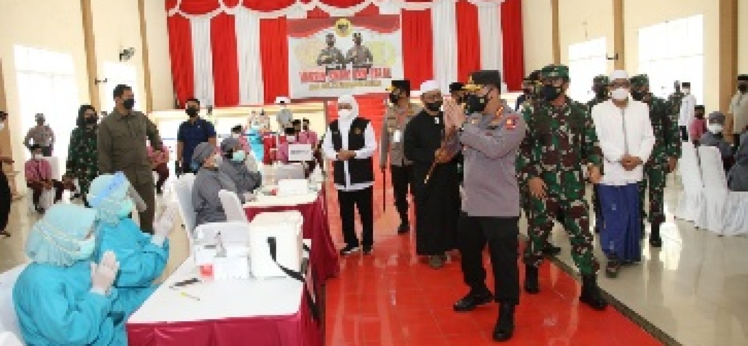 Tinjau Vaksinasi Serentak 114 Titik di Jatim, Kapolri Optimis Target 2 Juta Per Hari Tercapai