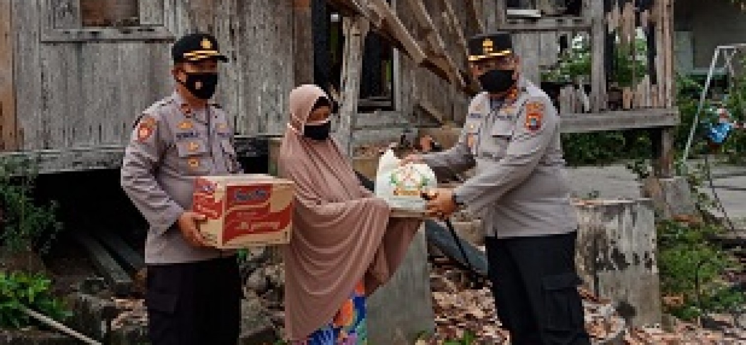 Kapolres Bangka tengah Berikan Bantuan Kepada Korban Kebakaran