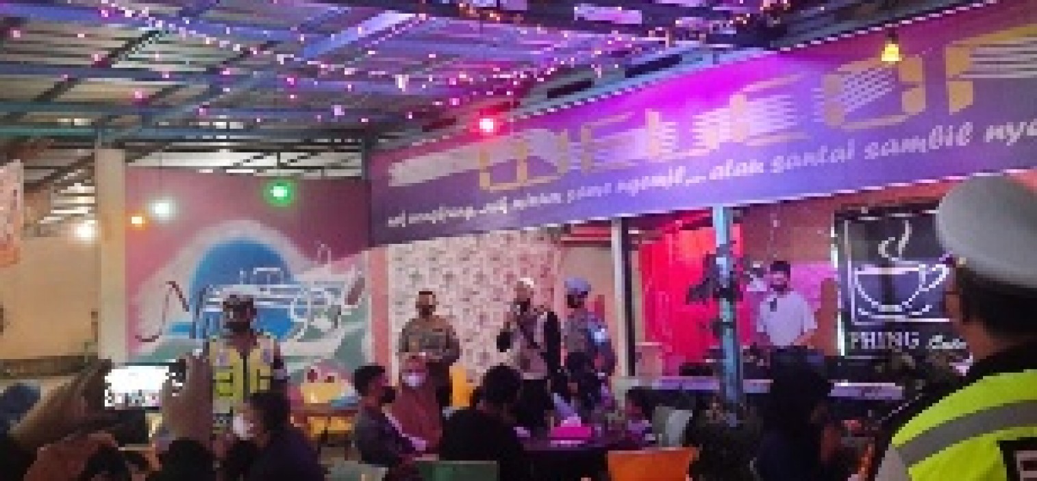 Tim KRYD Polres Bateng Sasar Cafe Ingatkan Prokes