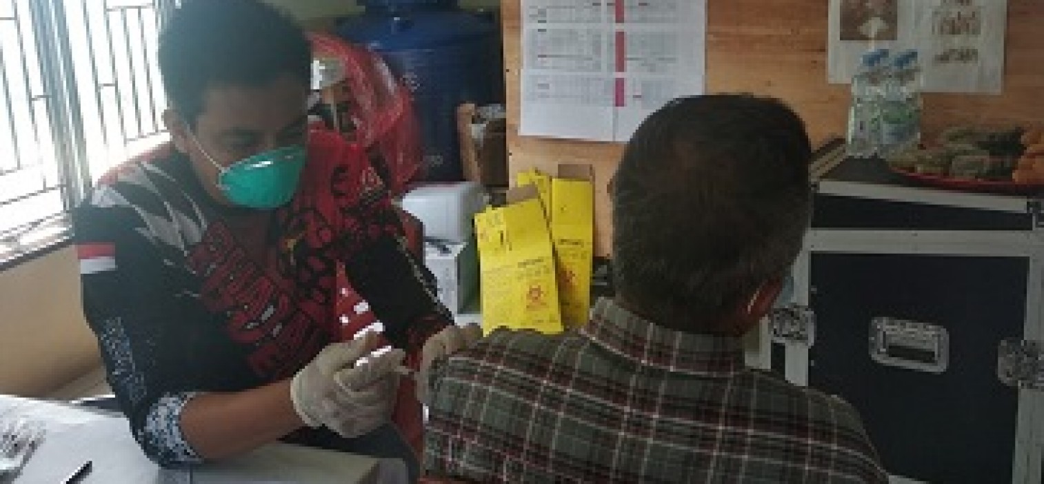 Penuhi Permintaan Vaksinasi, Tim Vaksinator Polres Bangka tengah Buka Gerai Di Desa Penyak