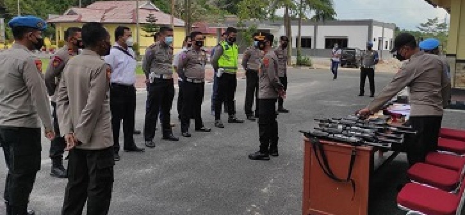 Waka Polres Bangka Tengah Bersama Kabag Logistik Cek Senpi dan Amunisi Personil