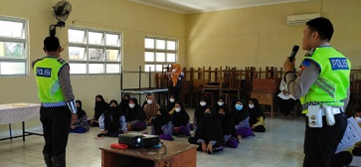 Ops Zebra : Satgas Preventif Sosialiasikan Keselamatan Berlalu lintas Hingga bagi Baksos di Sekolah
