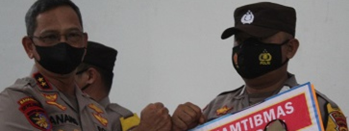 KAPOLDA BERI PENGHARGAAN KEPADA DESA YANG SUDAH 100 % VAKSIN