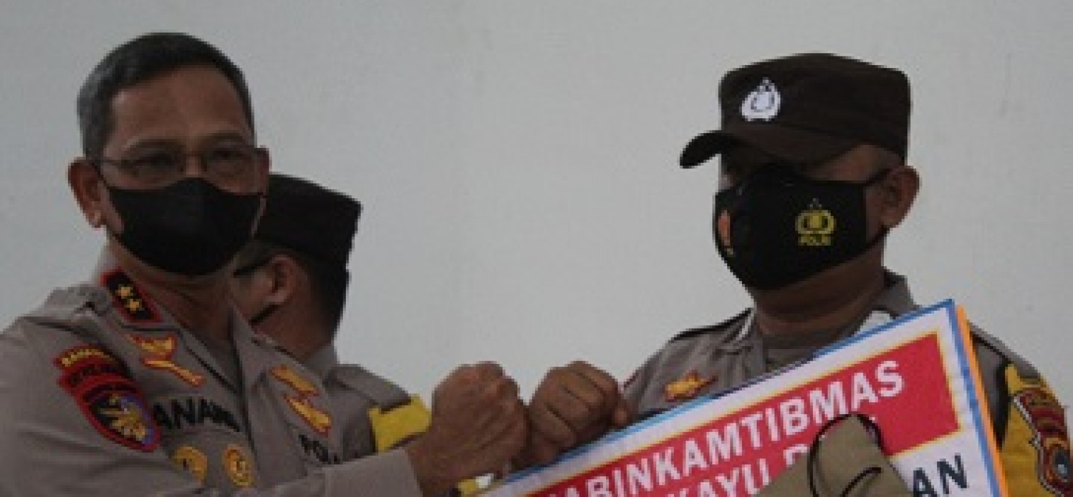 KAPOLDA BERI PENGHARGAAN KEPADA DESA YANG SUDAH 100 % VAKSIN